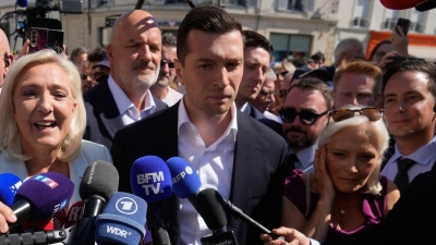 Marine Le Pen will gemeinsam mit Jordan Bardella in den Präsidentschaftswahlkampf ziehen.  (Foto: Michel Euler/AP/dpa)
