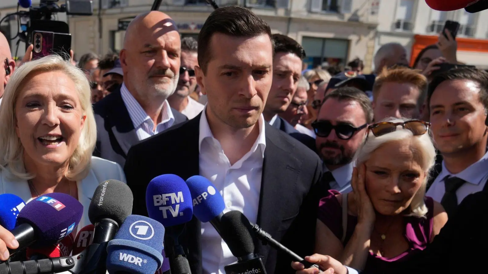 Marine Le Pen will gemeinsam mit Jordan Bardella in den Präsidentschaftswahlkampf ziehen.  (Foto: Michel Euler/AP/dpa)