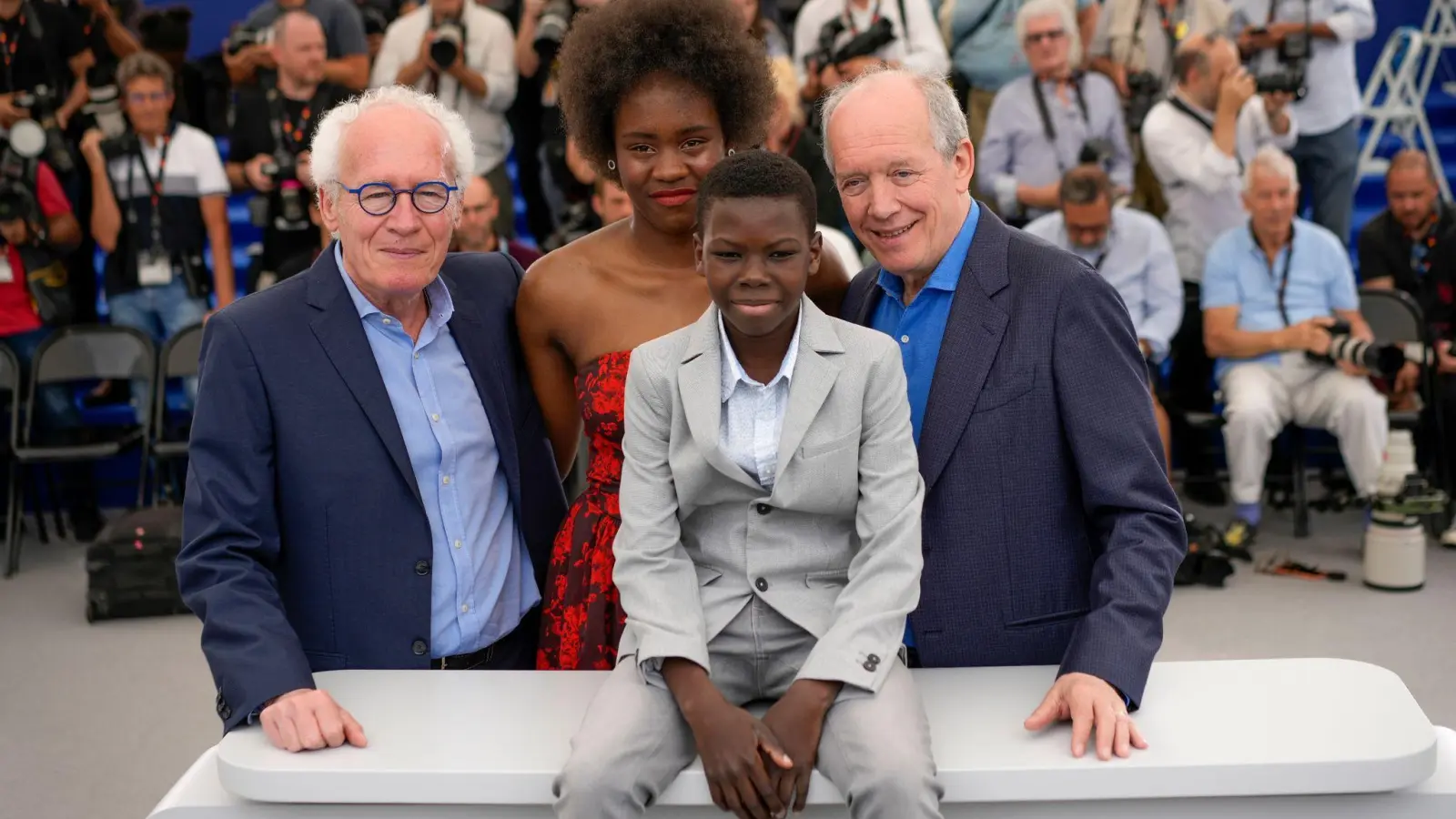 Regisseur Jean-Pierre Dardenne (l-r), Mbundu Joely, Pablo Schils und Regisseur Luc Dardenne stellten ihren Film „Tori and Lokita“ in Cannes vor. (Foto: Daniel Cole/AP/dpa)