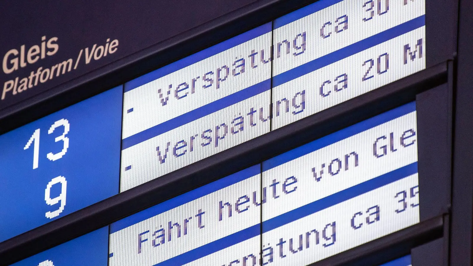 In Würzburg muss ein Stellwerk repariert werden. (Symbolbild: Fabian Sommer/dpa)