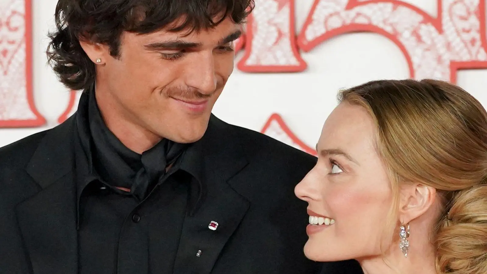 Jacob Elordi und Margot Robbie bei der Premiere. (Foto: Jordan Strauss/Invision/AP/dpa)