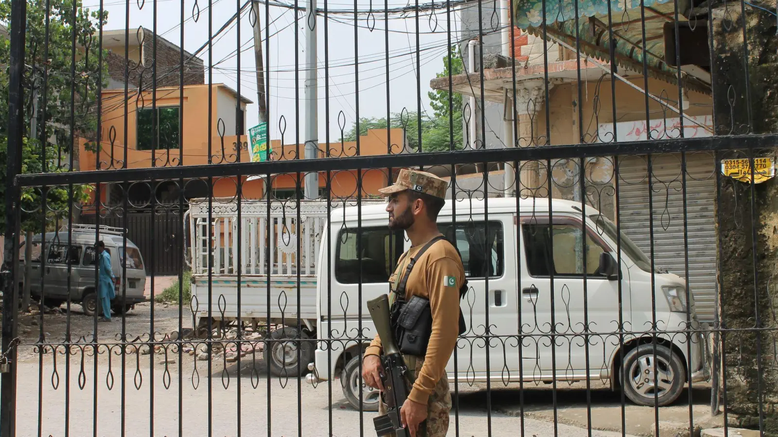 Erst werden die Afghaninnen und Afghanen in Abschiebezentren gebracht, dann geht es zurück in die alte Heimat. (Archivfoto) (Foto: Nabila Lalee/dpa)