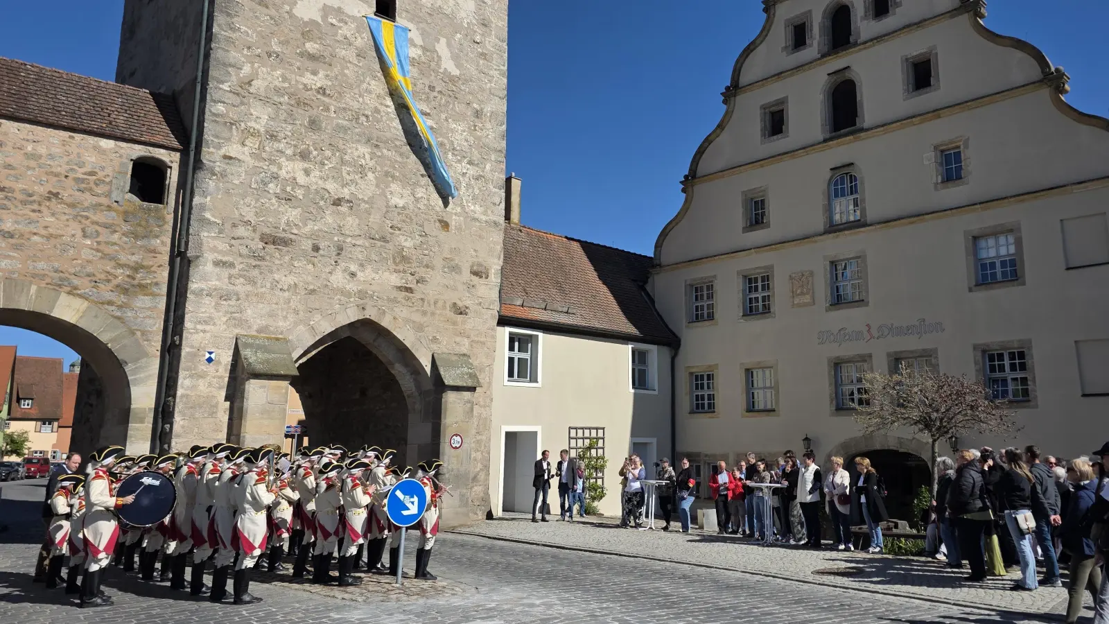 Im vergangenen Jahr hat die Stadt die Sammlung im Museum 3. Dimension übernommen. Nach Renovierungsarbeiten während der Winterpause ist das Haus nun wieder zugänglich. Zum Tag der offenen Türe spielte die Knabenkapelle (Foto: Markus Weinzierl)