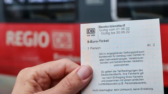 Ein Fahrschein für ganz Deutschland, zum Spartarif. Das 9-Euro-Ticket gilt nach dem Kauf für einen Monat. Zeit genug also, um es so richtig „auszufahren“. (Foto: Jan Woitas/dpa/dpa-tmn)