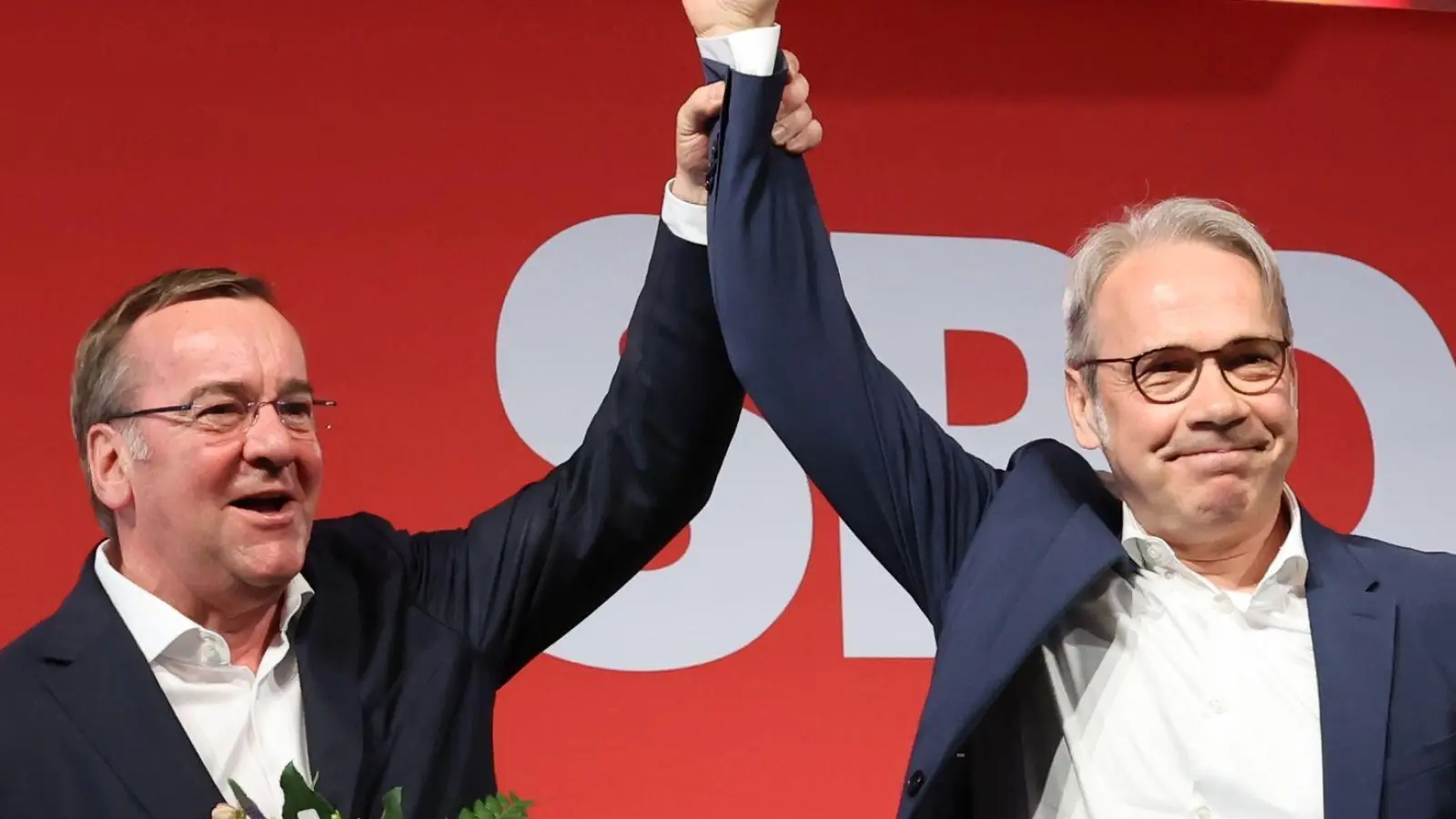 Boris Pistorius (l, SPD), Bundesverteidigungsminister und Georg Maier (SPD), Innenminister von Thüringen und SPD Landesvorsitzender winken auf der Landesdelegiertenkonferenz der SPD. (Foto: Bodo Schackow/dpa)