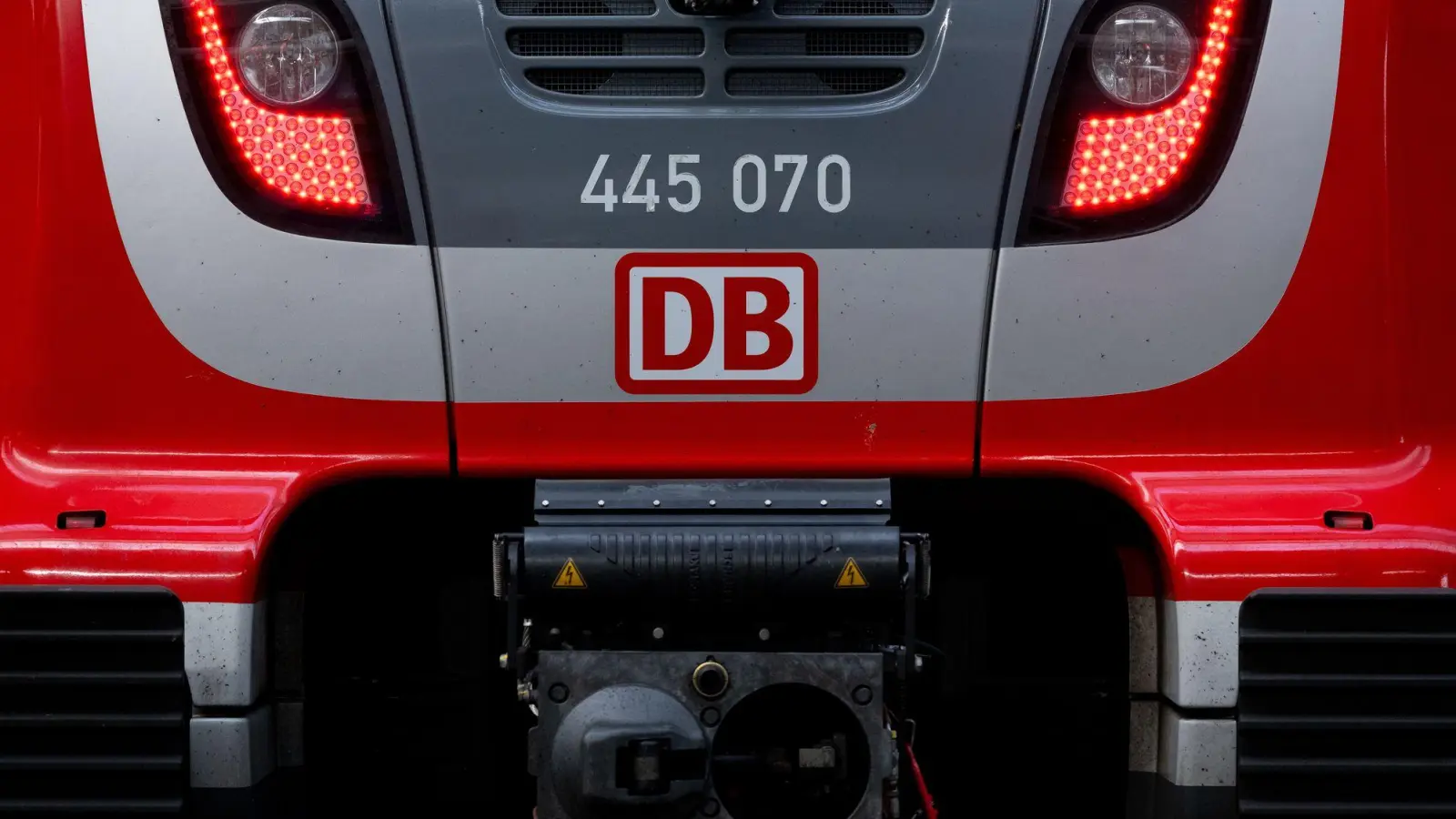 Auf der Bahnstrecke zwischen Nürnberg und Würzburg kommt es am Pfingstsonntag zu Problemen. (Symbolbild: Sven Hoppe/dpa)