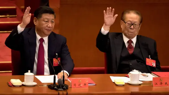 Chinas Staats- und Parteichef Xi Jinping (l) beim 19. Parteikongress der Kommunistischen Partei. Rechts sitzt der ehemalige Staatspräsident Jiang Zemin, der im Alter von 96 Jahren gestorben ist. (Foto: Ng Han Guan/ap/dpa)
