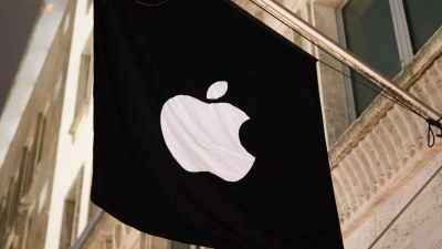 Auch nach der Zulassung von alternativen Marktplätzen dürfen auf ein iPhone nur Apps installiert werden, die einen Sicherheitscheck bei Apple durchlaufen haben. (Foto: Julian Stratenschulte/dpa)