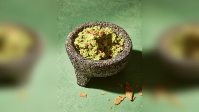 Die authentische mexikanische Guacamole ist stückig und wird auf keinen Fall zu cremig püriert. (Foto: Robert Billington & Adam Wiseman/dpa-tmn)