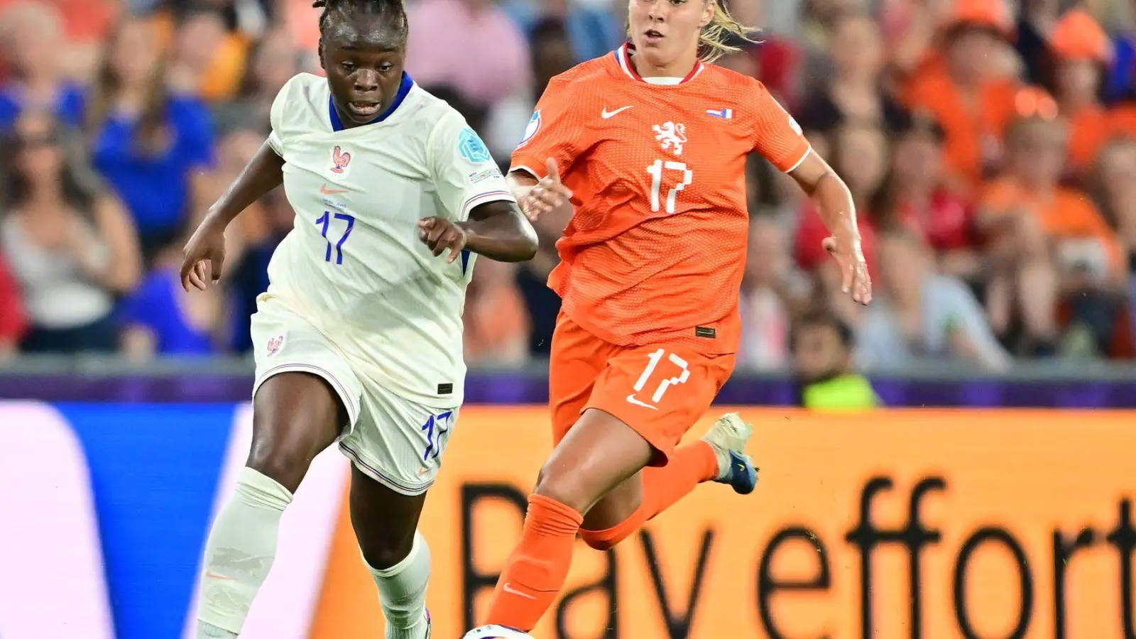 Am Ende kein enges Duell: Frankreichs Sandy Baltimore (l) gegen die Niederländerin Victoria Pelova. (Foto: Sebastian Christoph Gollnow/dpa)