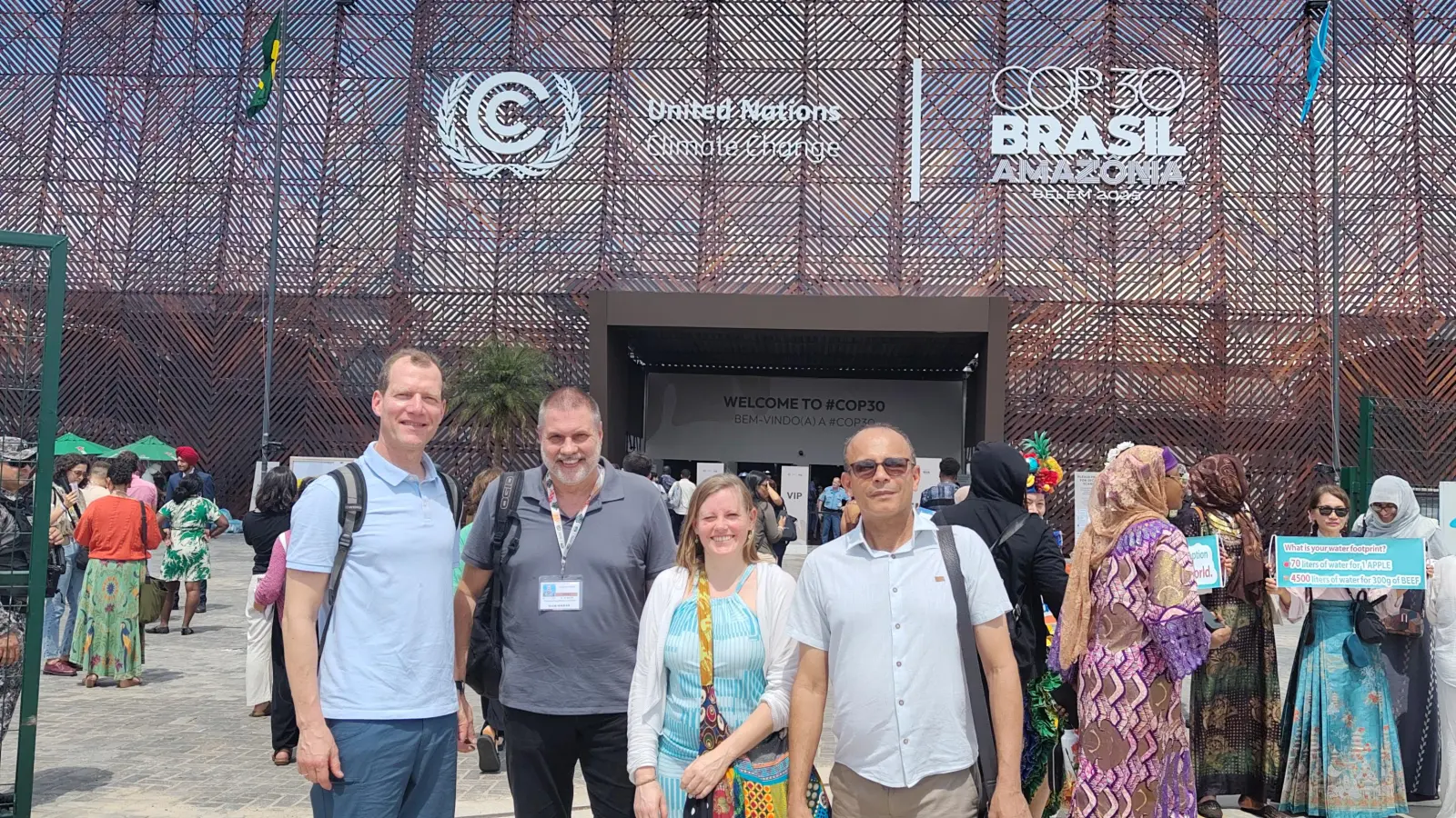 Prof. Dr. Dietrich Darr, Prof. Klemens Laschefski, Dr. Kathrin Meinhold und André Alves de Souza (von links) bei der COP30 in Brasilien. (Foto: privat)
