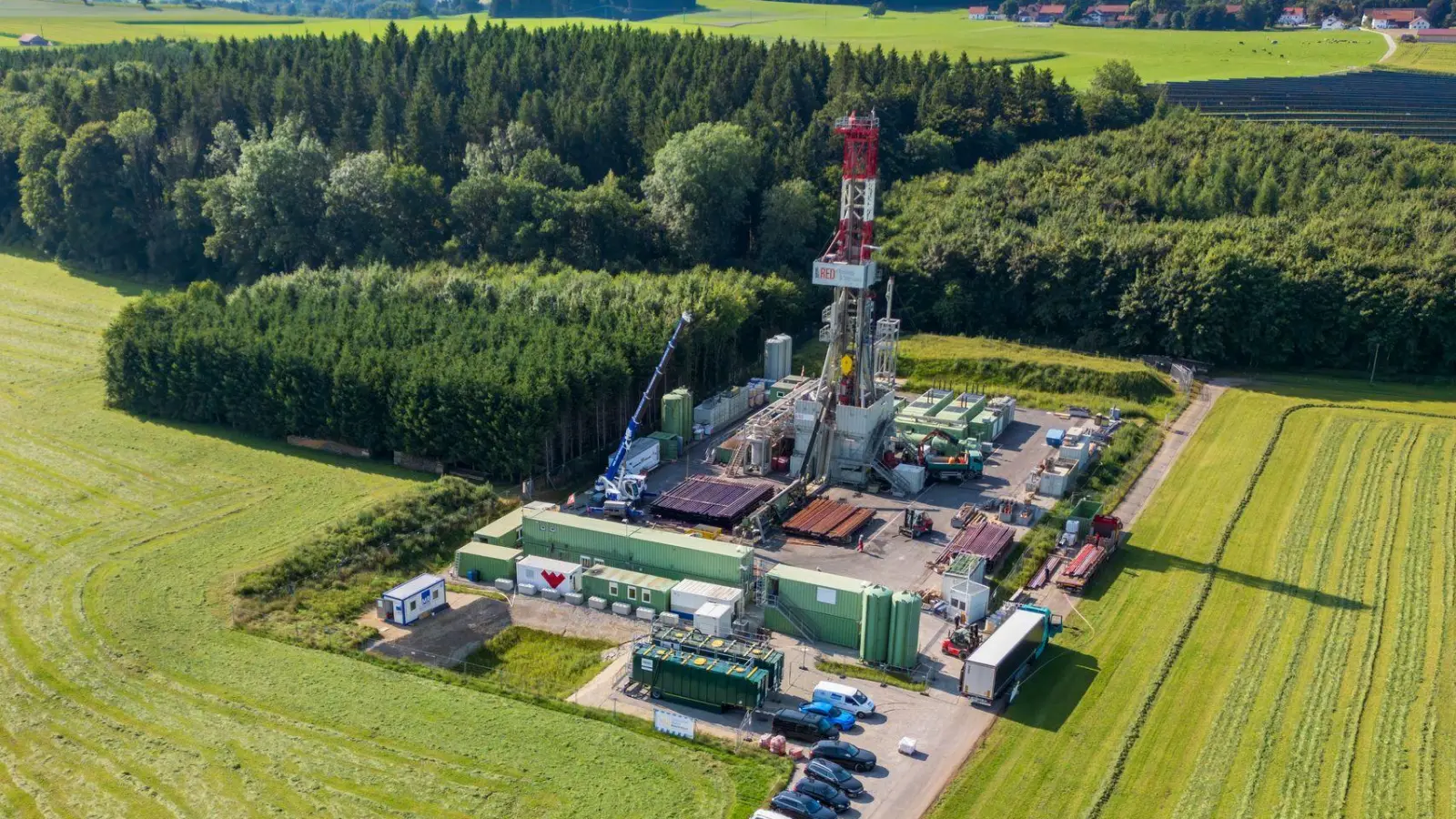 Der Bohrplatz in der Gemeinde Reichling ist nicht nur den Anwohnern ein Dorn im Auge - ab Mitte Oktober soll der Bohrturm wieder abgebaut werden. (Archivbild) (Foto: Peter Kneffel/dpa)