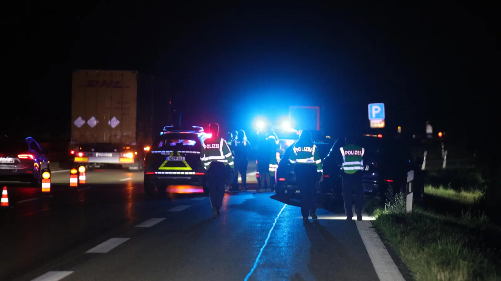 Ein Polizeieinsatz hat am Freitagabend zu einer Sperrung der Autobahn A6 auf Höhe der Anschlussstelle Schnelldorf in Richtung Heilsbronn geführt.  (Foto: News5 / Markus Zahn)