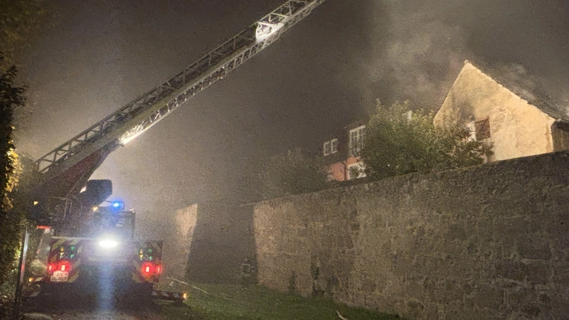 Im Dachstuhl eines Einfamilienhaus-Anbaus in Wolframs-Eschenbach ist am Donnerstagabend ein Feuer ausgebrochen. (Foto: NEWS5 / Kevin Weddig)