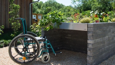 Unterfahrbare Hochbeete erleichtern Rollstuhlfahrern die Gartenarbeit. (Foto: Kim Zickenheiner/dpa)