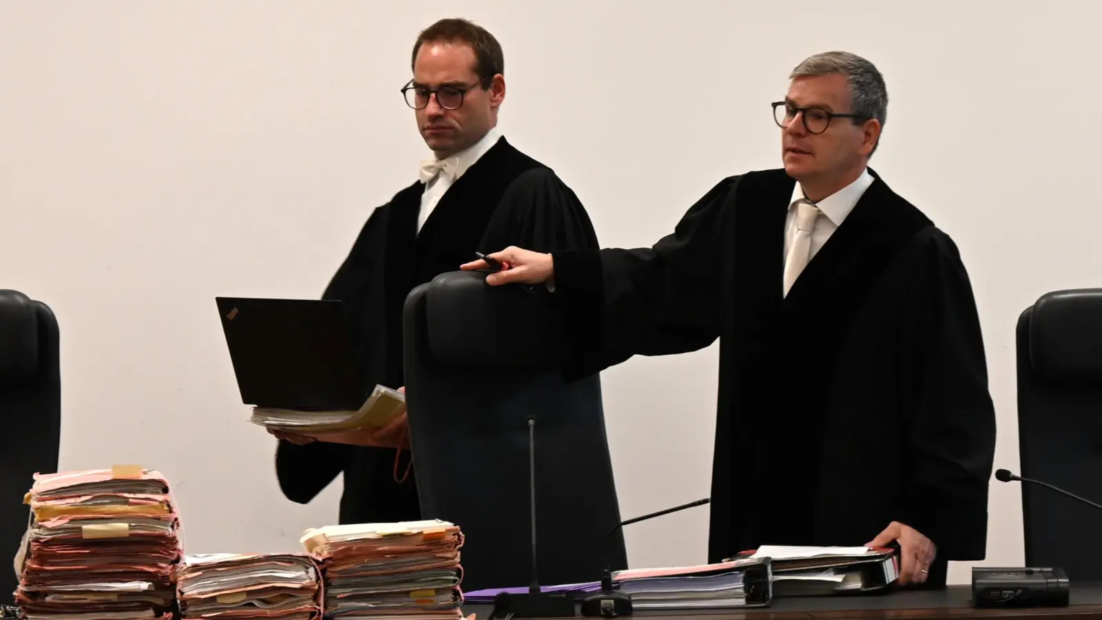 Richter Martin Wiesinger-Kleinlein (links) und Vorsitzender Richter Claas Werner haben mit zwei Schöffen eine umfangreiche Aufgabe. Es geht um 26 Fälle.  (Foto: Manfred Blendinger)