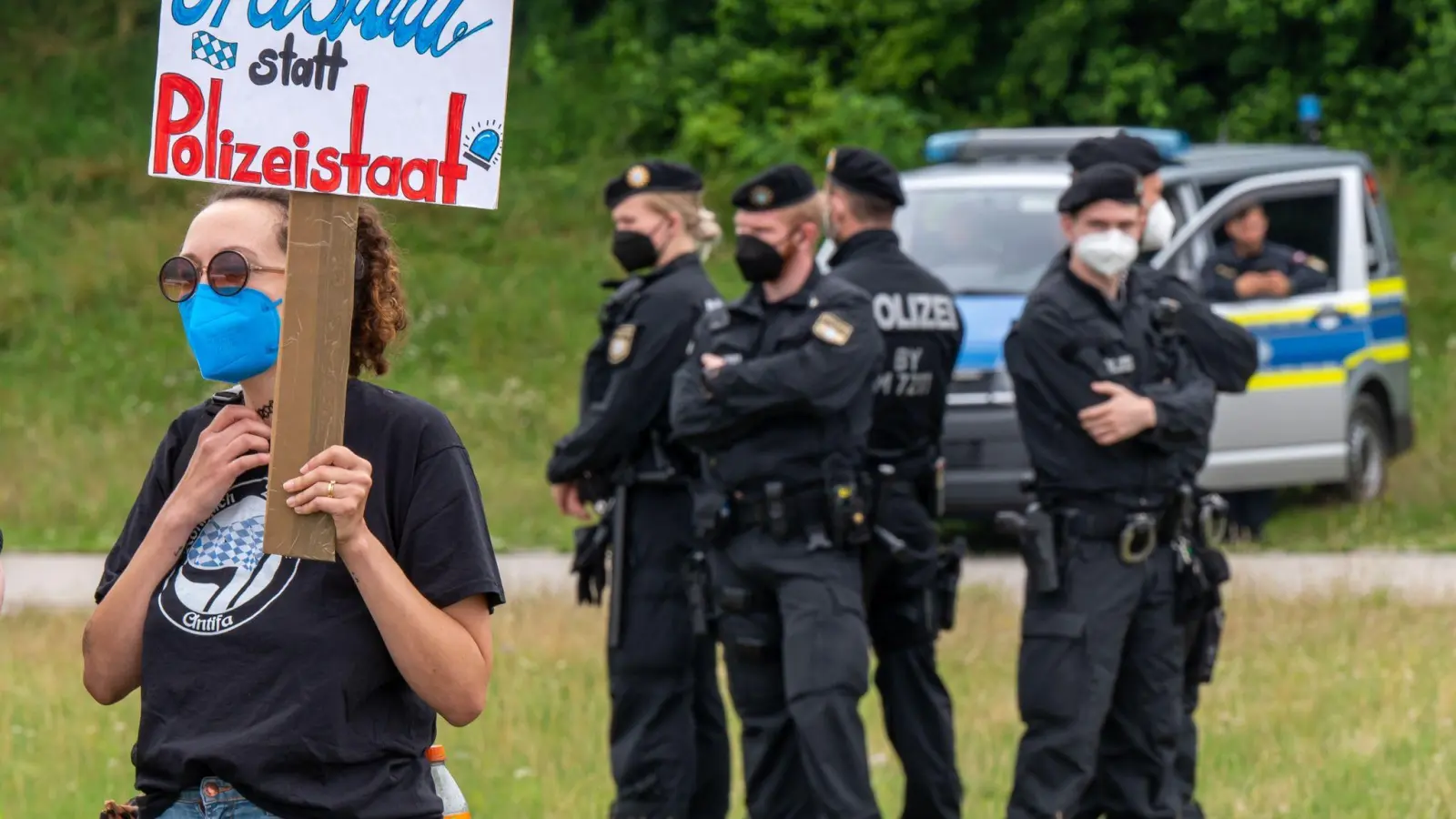 Eine Frau nimmt mit ihrem Plakat mit der Aufschrift „Freistaat statt Polizeistaat“ an einer Demonstration teil. (Foto: Peter Kneffel/dpa)