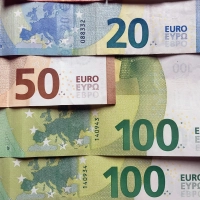 Um's Geld ging es in der Stadtratssitzung. In Zeiten knapper Kassen ist auch in der Stadt Dinkelsbühl jetzt sparen angesagt. (Symbolbild: Jim Albright)