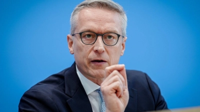 Bundesdigitalminister Karsten Wildberger (CDU) nennt den Glasfaserausbau im Land Chefsache.  (Foto: Kay Nietfeld/dpa)