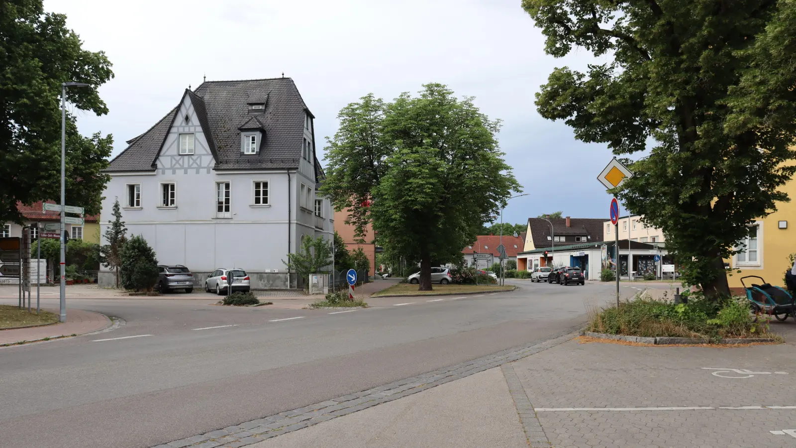 In der Heilsbronner Straße in Neuendettelsau kam es am Mittwochmorgen zu einem Messerangriff, bei dem es aber keine Verletzten gab. (Foto: Antonia Müller)