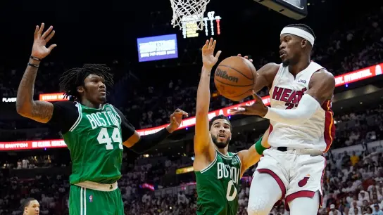Celtics-Center Robert Williams III (44, l) und Celtic-Forward Jayson Tatum (0, M) versuchen, einen Pass von Miami Heat-Forward Jimmy Butler (22) zu blockieren. (Foto: Lynne Sladky/AP/dpa)