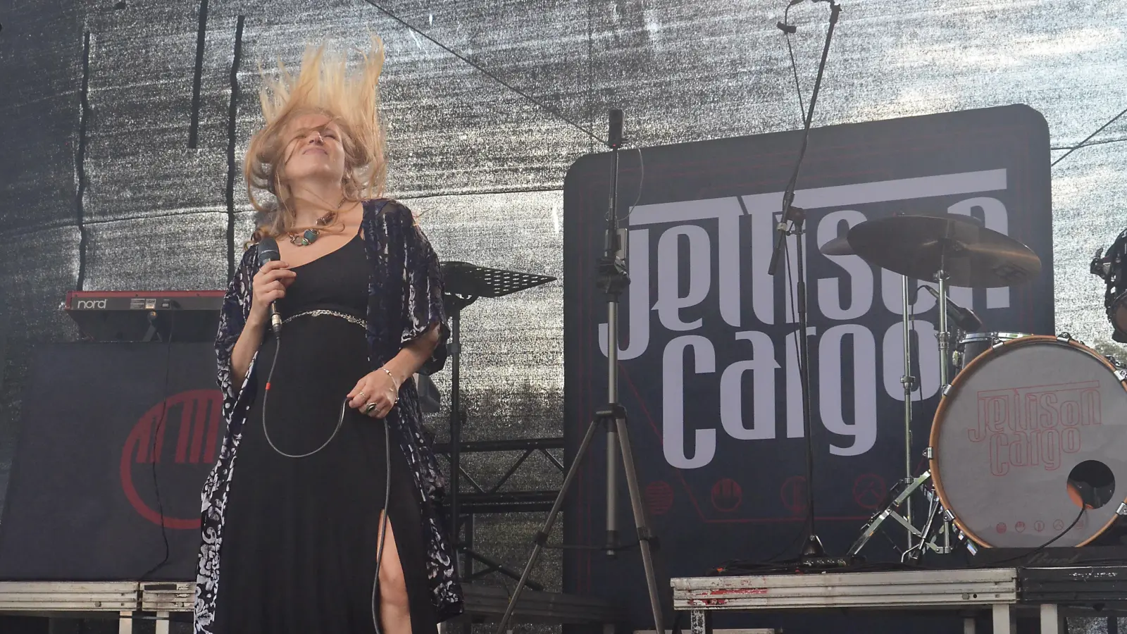 Die Nürnberger Blues-Rock-Formation Jettison Cargo um Frontfrau Eva hat am frühen Freitagabend das dreitägige Biberttal-Festival im Dietenhofener Ortsteil Andorf eröffnet. (Foto: Yvonne Neckermann)