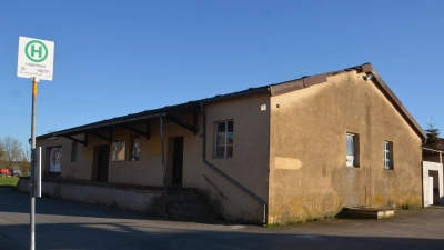 Seit Langem wird über den Umbau des ehemaligen Lagerhauses in Gerolfingen zu Jugendräumen diskutiert. Die Gemeinde hat nun die Trägerschaft für die Maßnahme übernommen und hofft auf positive Berücksichtigung bei Zuschüssen durch die LAG Region Hesselberg.  (Foto: Peter Tippl)