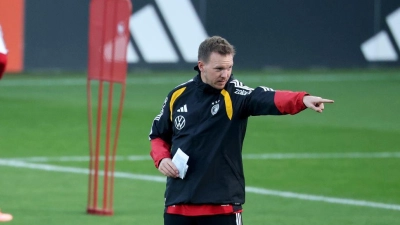 Julian Nagelsmann gibt Anweisungen im Training. (Foto: Christian Charisius/dpa)