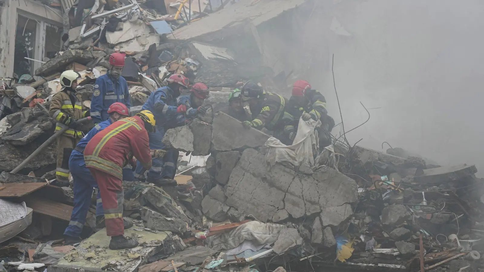 Retter suchen nach Vermissten und finden bis zum Abend 15 Tote.  (Foto: Efrem Lukatsky/AP/dpa)