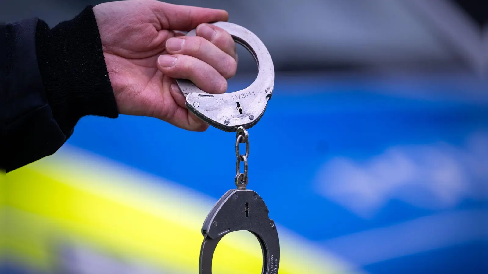 Bei der Kontrolle eines uneinsichtigen Frühlingsfest-Besuchers stellte die Polizei Ansbach fest, dass gegen ihn ein offener Haftbefehl vorliegt. (Symbolbild: Soeren Stache/dpa)