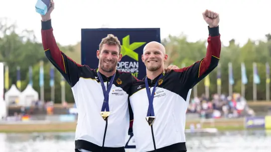 Tim Hecker (r) und Sebastian Brendel freuen sich bei der Siegerehrung über die Goldmedaille. (Foto: Sven Hoppe/dpa/Archivbild)