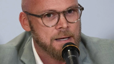 Was am Stammtisch kriminell sei, müsse auch im Netz sanktioniert werden können, sagt Bayerns Digitalminister Fabian Mehring. (Archivbild) (Foto: Pia Bayer/dpa)