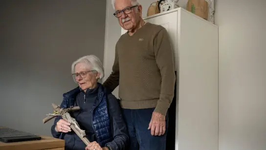 Weinend sitzt die 75-jährige Elfriede Gasper gemeinsam mit ihrem Mann Gerd in der Küche ihres Hauses im Ortsteil Altenburg und hält ein Kruzifix in den Händen. Die Heiligenfigur war in der Flutnacht aus dem Haus gespült worden und durch einen Zufall wieder in den Besitz des Ehepaares gelangt. (Foto: Boris Roessler/dpa)