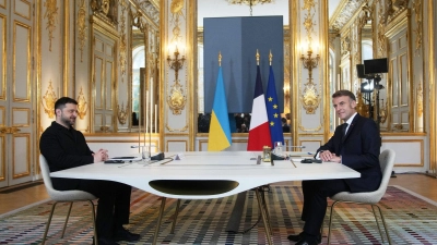 Macron und Selenskyj haben mit Verbündeten über die Gespräche für ein Ende des Krieges in der Ukraine beraten. (Foto: Christophe Ena/Pool AP/AP/dpa)