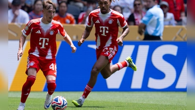 Klein, aber oho: Lennart Karl setzt mit dem Ball am linken Fuß zum Dribbling an. (Foto: Sven Hoppe/dpa)