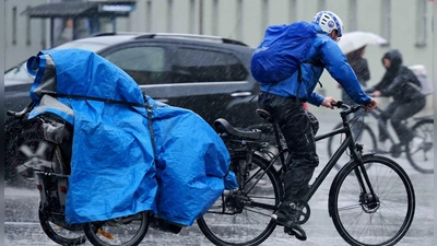 Regenschutz war in München am Abend angesagt.  (Foto: Malin Wunderlich/dpa)