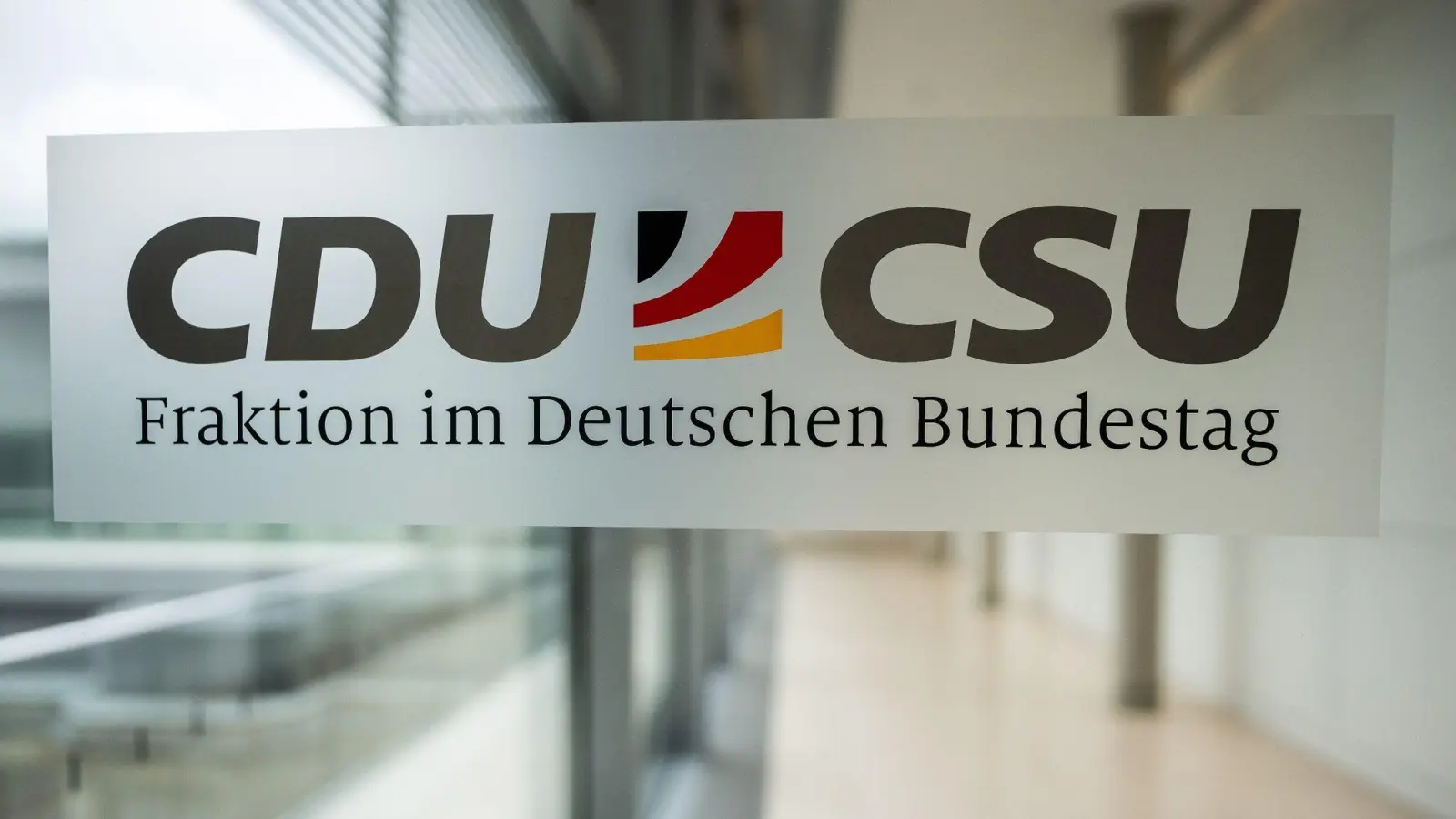 Das Logo der CDU/CSU-Fraktion im Deutschen Bundestag. (Foto: Michael Kappeler/dpa/Symbolbild)