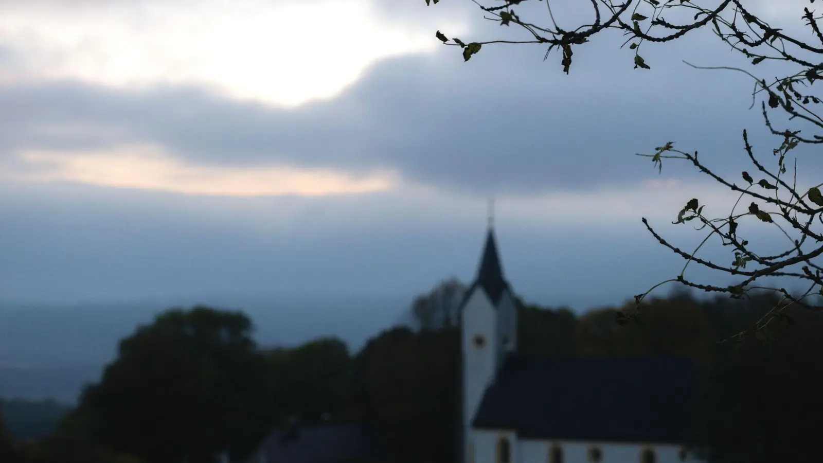 Regen und Sonne im Mix - auch die kommenden Tage bleibt es herbstlich. (Archivbild) (Foto: Pia Bayer/dpa)