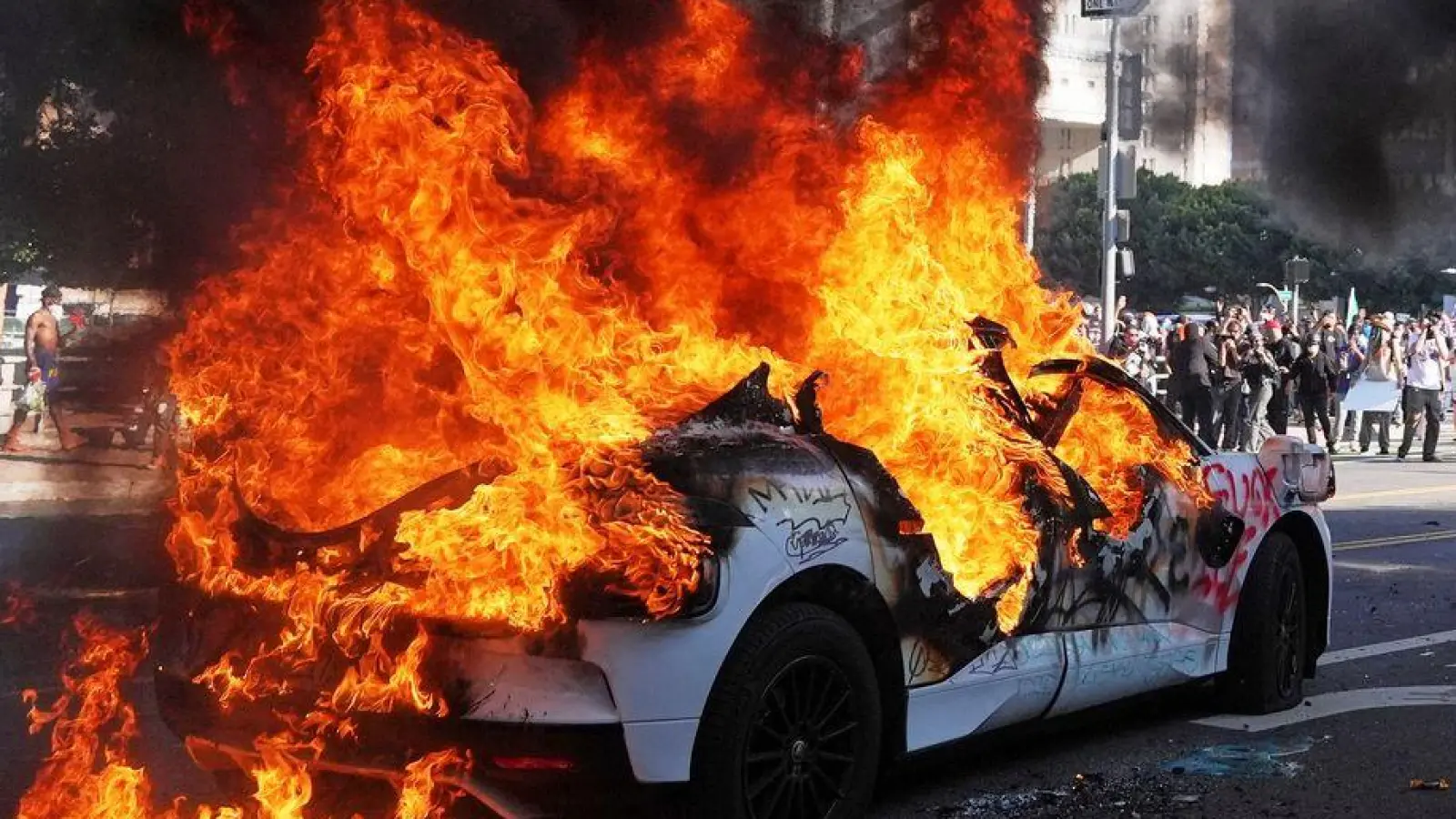 Am Rande der friedlichen Proteste kam es auch zu Zusammenstößen mit der Polizei.  (Foto: Jae C. Hong/AP/dpa)