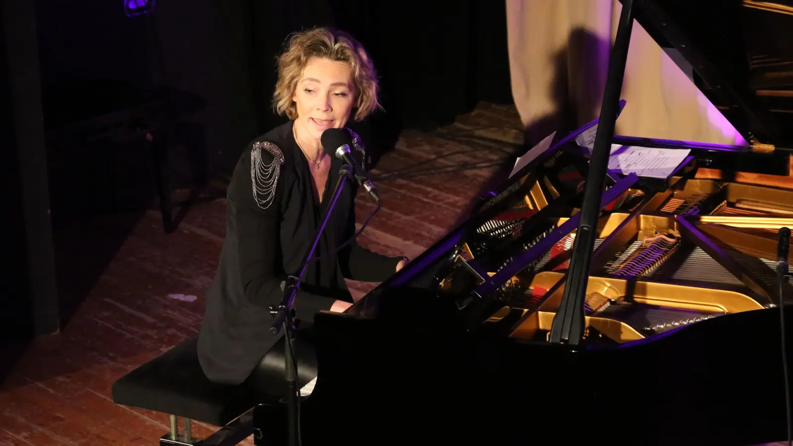 Bei der Konzertpianistin und Kabarettistin Christina Schütze lohnt es sich, genau hinzuhören. (Foto: Martina Kramer)