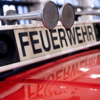 Am Pflegeheim ist ein Großaufgebot an Rettungskräften im Einsatz. (Symbolbild) (Foto: Sven Hoppe/dpa)