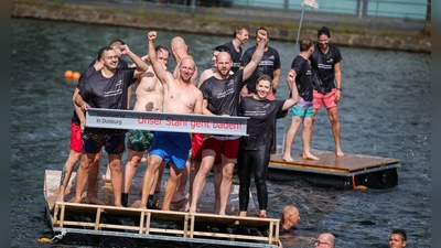 Demo mit Spaßfaktor: Arcelormittal-Beschäftigte in Duisburg fordern den Erhalt ihrer Arbeitplätze mit einer ungewöhnlichen Aktion. (Foto: Christoph Reichwein/dpa)