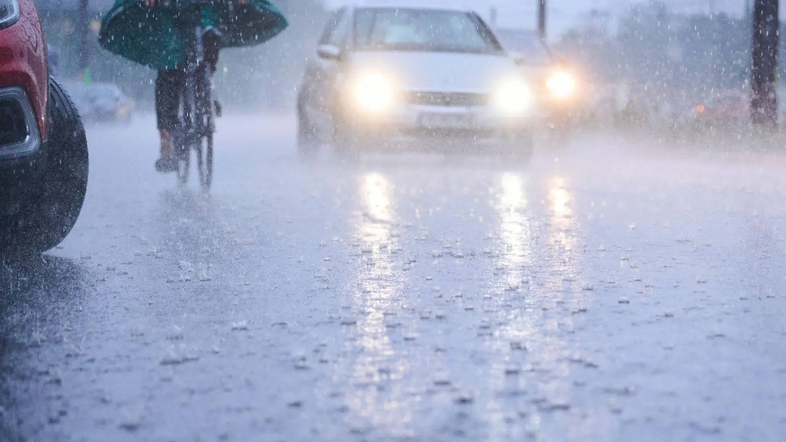 Heftiger Starkregen und auch Hagelschauer könnten in der Nacht von Mittwoch auf Donnerstag Westmittelfranken treffen. (Symbolbild: Annette Riedl/dpa)