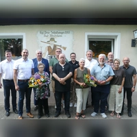 Die Geehrten im Kreis des Vorstandes und des Aufsichtsrates (von links): Matthias Helm, Matthias Eigner, Jürgen Müller, Ilse Schröter, Martin Stellwag, Helmut Schäfer, Wolfgang Schirmer, Irmgard Glaser, Hermann Schuch, Georg Gerhäuser, Werner Gebhard, Alexandra Horst und Frank Metzner. (Foto: Helmut Meixner)