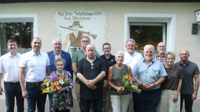 Die Geehrten im Kreis des Vorstandes und des Aufsichtsrates (von links): Matthias Helm, Matthias Eigner, Jürgen Müller, Ilse Schröter, Martin Stellwag, Helmut Schäfer, Wolfgang Schirmer, Irmgard Glaser, Hermann Schuch, Georg Gerhäuser, Werner Gebhard, Alexandra Horst und Frank Metzner. (Foto: Helmut Meixner)
