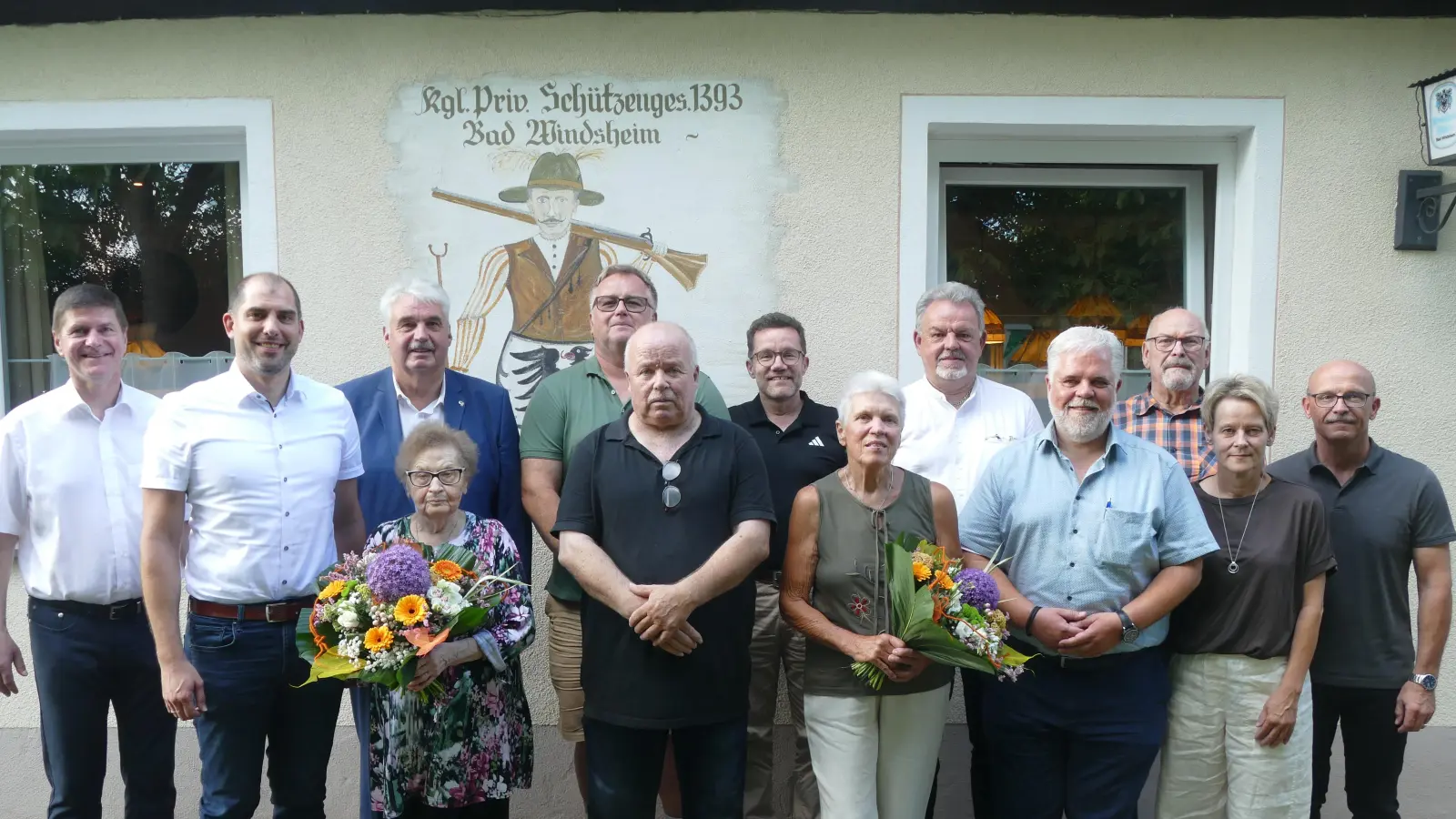Die Geehrten im Kreis des Vorstandes und des Aufsichtsrates (von links): Matthias Helm, Matthias Eigner, Jürgen Müller, Ilse Schröter, Martin Stellwag, Helmut Schäfer, Wolfgang Schirmer, Irmgard Glaser, Hermann Schuch, Georg Gerhäuser, Werner Gebhard, Alexandra Horst und Frank Metzner. (Foto: Helmut Meixner)