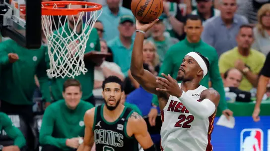 Jimmy Butler (r) führte Miami Heat zum Sieg. (Foto: Michael Dwyer/AP/dpa)