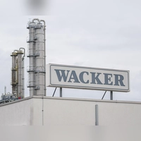 Wacker Chemie hat zu kämpfen, doch in diesem Jahr helfen Sondereffekte. (Archiv) (Foto: Robert Michael/dpa)