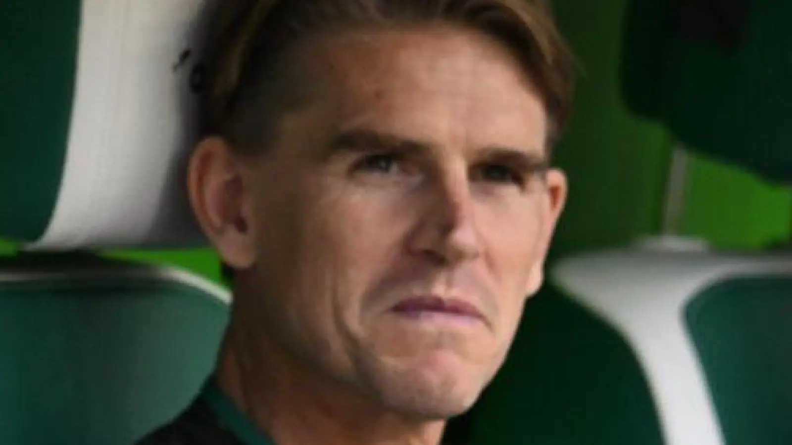 In Wolfsburg im Gespräch: Bayern-Sportchef Christoph Freund (M.) (Archivbild) (Foto: Swen Pförtner/dpa)