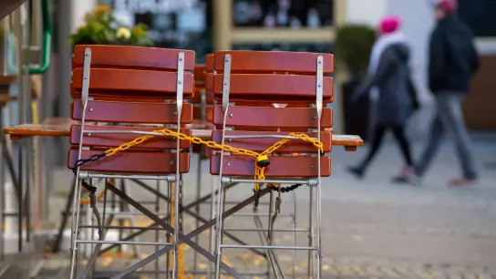 Tische und Stühle stehen vor einem Restaurant in Bad Reichenhall. (Foto: Sven Hoppe/dpa/Symbolbild)